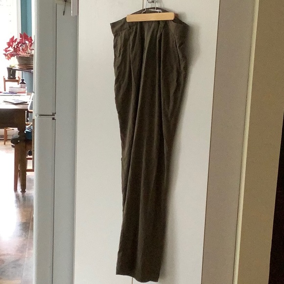 Light weight dress pants with pleats and pockets - Picture 1 of 6